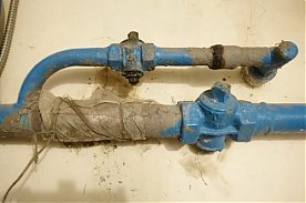 Фотография устранения утечки газа: бечевка, полиэтилен и «ложка» раствора. г.Камышин….