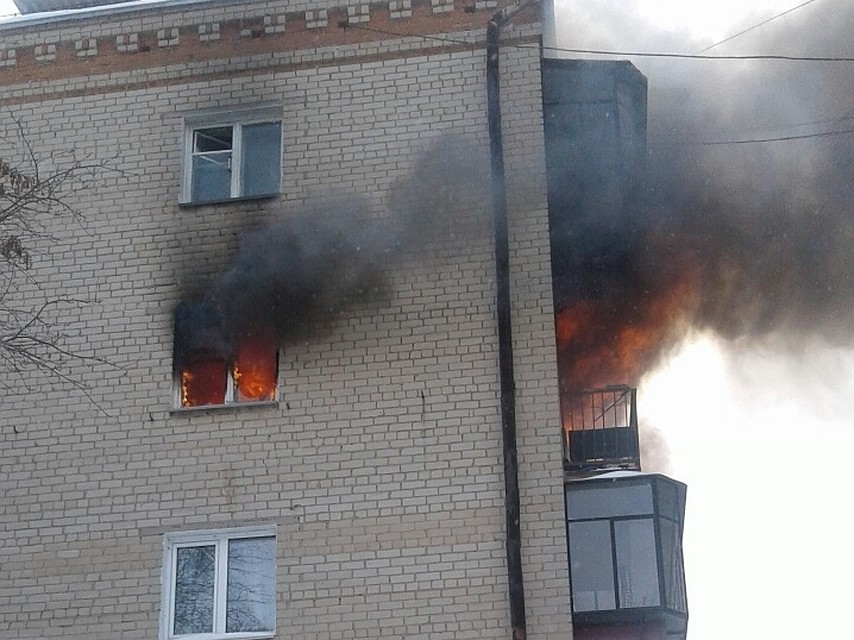 Пожар начался около двух часов. Фото: группа во ВКонтакте «Инцидент Миасс».