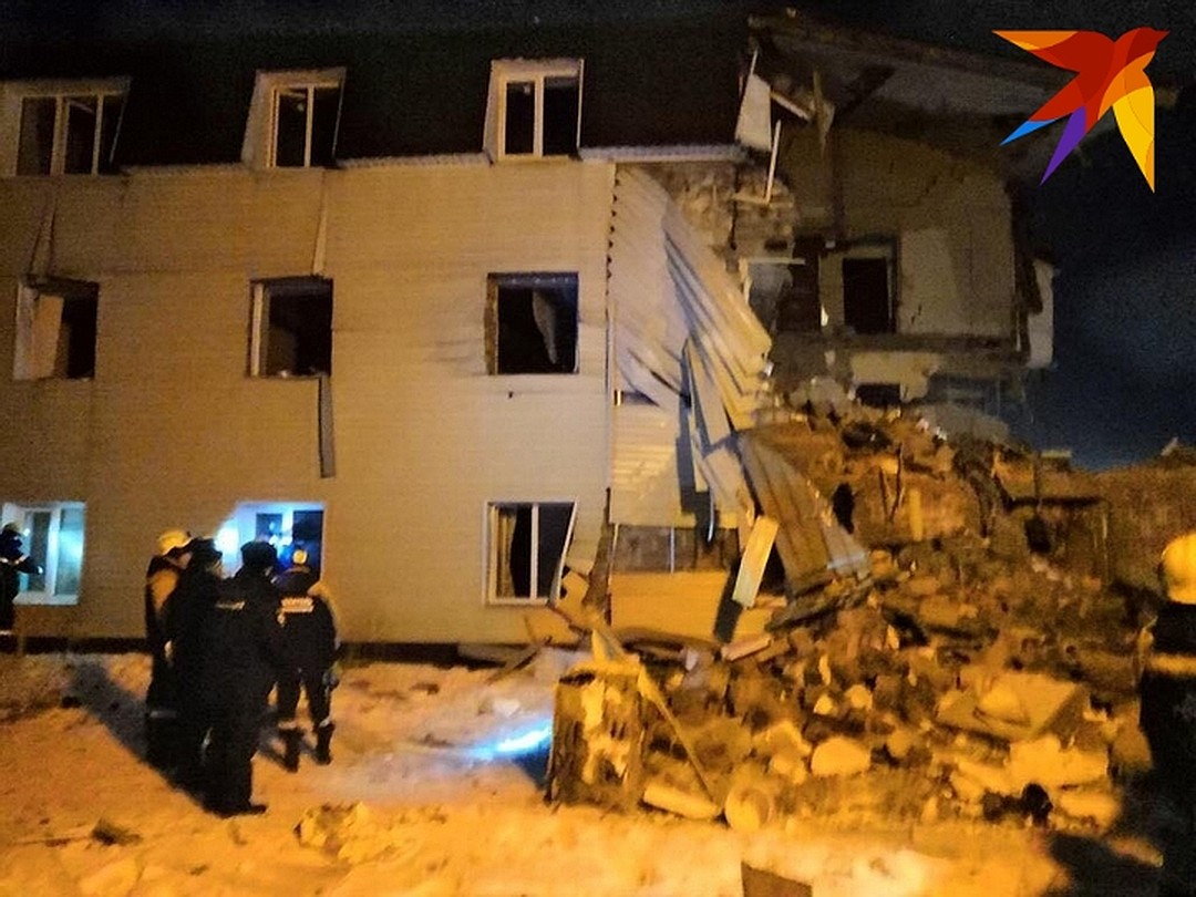 Часть дома стоит, но это лишь видимость, окна выдавило взрывной волной Фото: Мария МИШКИНА