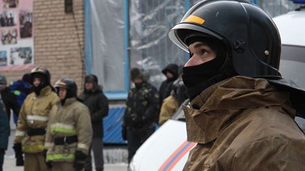 Сотрудники МЧС РФ на месте обрушения одного из подъездов жилого дома в Магнитогорске