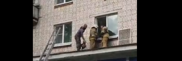 20.07.19 – В Ленинградской области (Сосновый Бор) спасатели вскрыли окно квартиры после сообщения об утечке газа