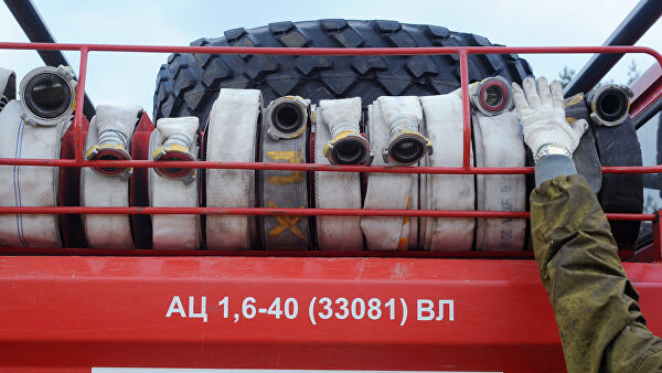 Пожарные рукава, установленные на пожарной машине МЧС России